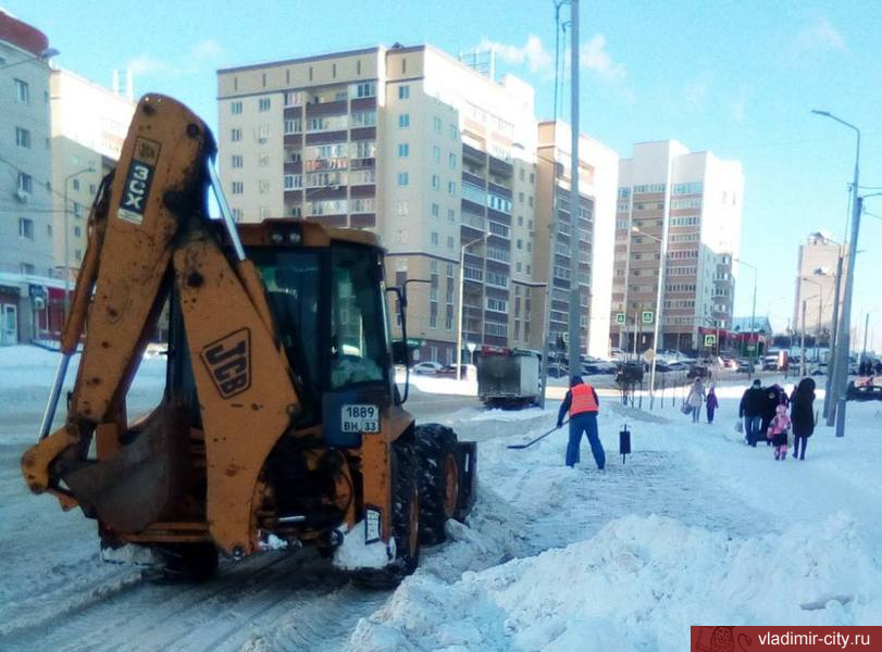 Коммунальные службы убирают снег с улиц Владимира без выходных и днем, и ночью